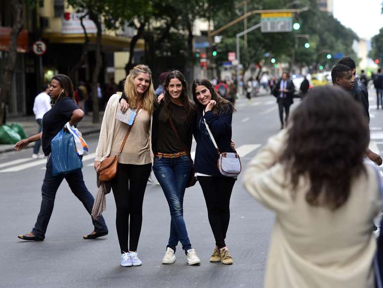 Muitos aproveitaram o momento único para passear pela rua. A cena mais vista era de pessoas tirando fotos de si mesmas enquanto caminhavam pelo meio da via