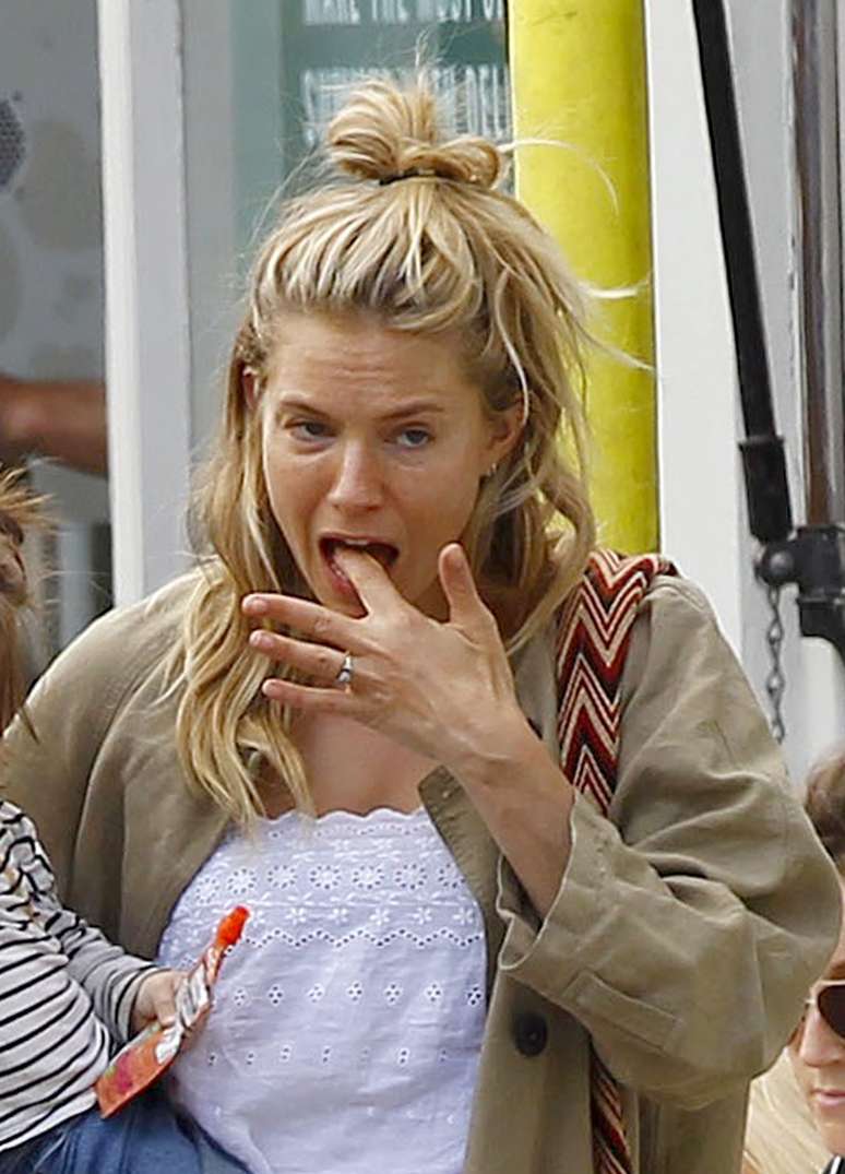 <p>Sienna Miller, 31 anos, foi fotografada nessa quarta-feira (14) passeando pelas ruas de Londres com sua filha Marlowe</p>