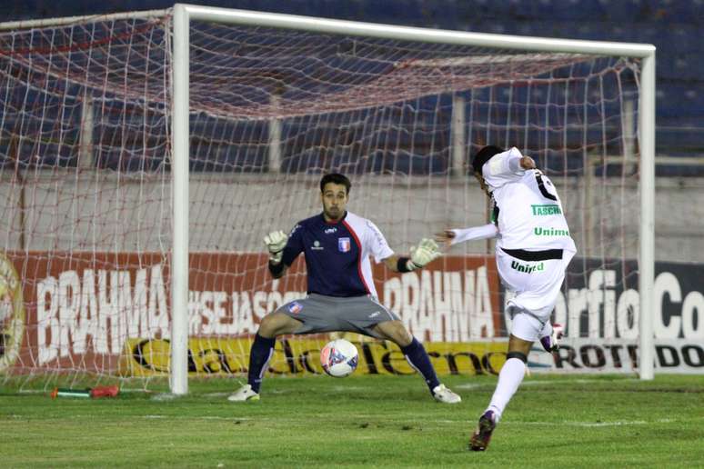 Wellington Saci chuta e marca para o Figueirense; empate em Florianópolis