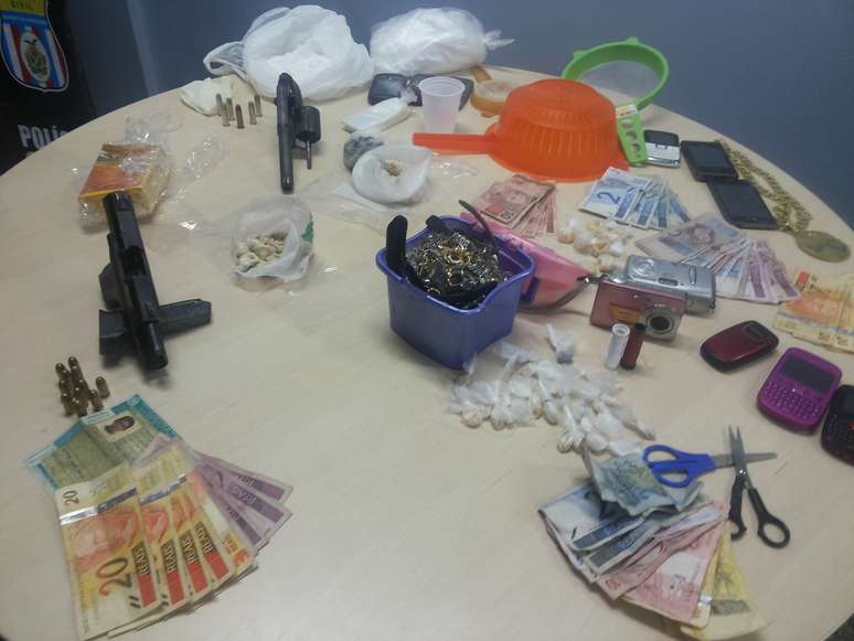Opera&ccedil;&atilde;o resultou na apreens&atilde;o de armas e de 1 quilo de drogas