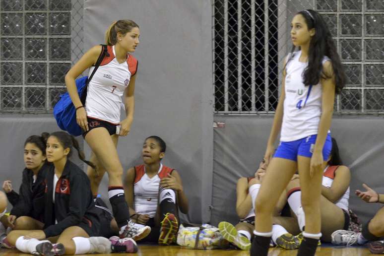 <p>Sasha (de mochila), filha de Xuxa, é atleta do time de vôlei juvenil do Flamengo e está em Minas Gerais competindo na Copa MTC</p>