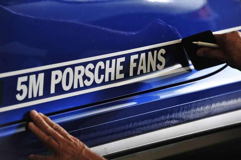 Para comemorar os 5 milhões de curtir na página do Facebook, Porsche ouviu dos fãs o que eles queriam no 911 Carrera 4S - e efetivamente montou o carro. Modelo tem motor de 430 cavalos de potência, e rodas de aro 20 brancas, para reforçar a aparência esportiva do modelo. O exterior é em Aqua Blue Metallic