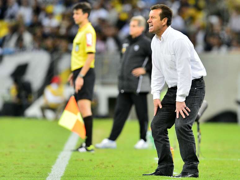 <p>Técnico Dunga poupa Forlán de treino e mantém mistério sobre os titulares que começarão a partida diante do Atlético-MG</p>