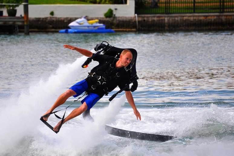 Um colete com um jato propulsor nas costas ligado por um cabo a um Jet Ski. Esse equipamento aparentemente maluco se chama flyboard, e aqueles que vão a Saint Thomas podem conhecer e curtir um pouco desta atração, que permite ao usuário voar sobre as águas