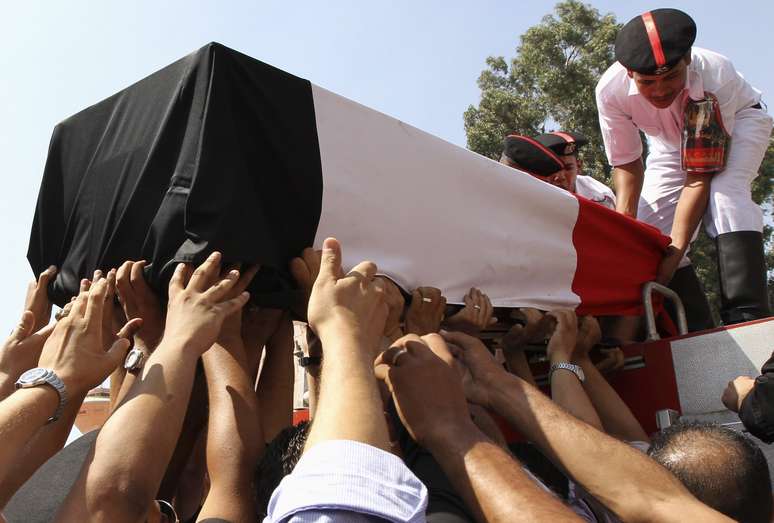 Caixão leva corpo de policial morto na última quarta-feira no Egito