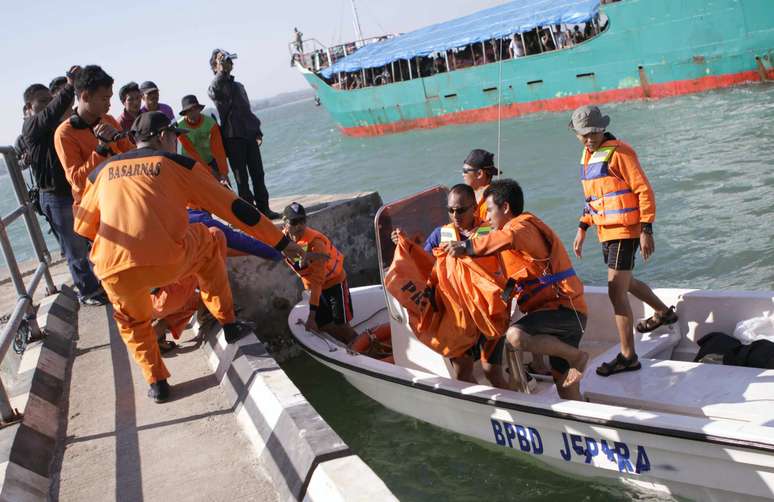 Socorristas removem corpo de vítima fatal do naufrágio