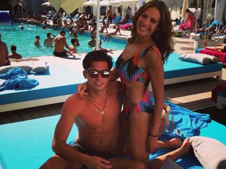 <p>Jota Peleteiro e Jessica Bueno assumiram namoro em junho</p>