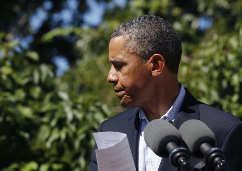 O presidente dos EUA, Barack Obama, caminha após discursar sobre a violência no Egito em Martha's Vineyard, EUA. 15/08/2013