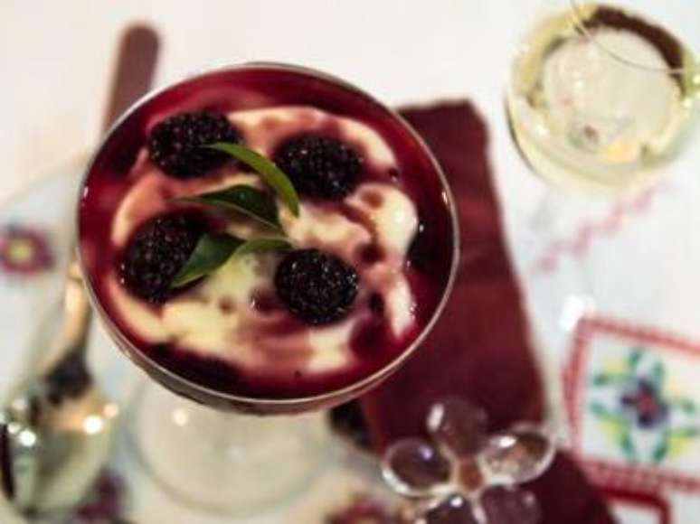 <p>Creme de Baunilha com calda de amora</p>