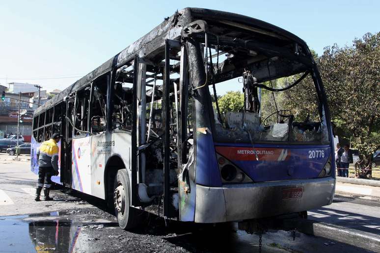 Ônibus é destruído por incêndio provocado por um grupo de pessoas que protestavam em  Osasco (SP)