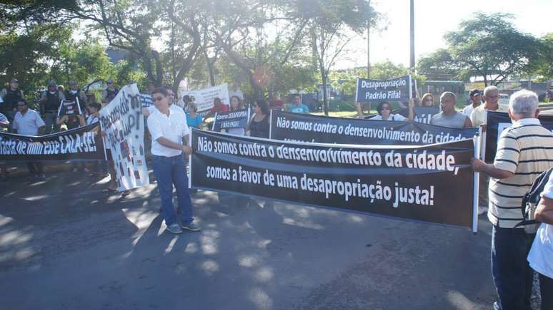 Comerciantes de Camaragibe fizeram protesto na Avenida Caxangá, via que liga o Centro do Recife à entrada de Camaragibe