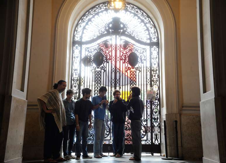 <p>Os manifestantes n&atilde;o revelam nomes nem fornecem informa&ccedil;&otilde;es pessoais como endere&ccedil;o, ocupa&ccedil;&atilde;o e idade para n&atilde;o &quot;individualizarem o movimento&quot;</p>