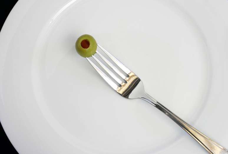 <p><strong>Muito tempo sem comer:</strong>&nbsp;toda vez em que voc&ecirc; passa mais de duas horas sem comer, o a&ccedil;&uacute;car no sangue cai e prejudica a energia do corpo. Isso porque os alimentos abastecem o organismo com glicose, um tipo de a&ccedil;&uacute;car transportado na corrente sangu&iacute;nea. Nossas c&eacute;lulas usam glicose para transportar energia prim&aacute;ria do organismo, o trifosfato de adenosina (ATP). Seu c&eacute;rebro, seus m&uacute;sculos e todas as c&eacute;lulas do seu corpo precisam disso. Quando o a&ccedil;&uacute;car cai, suas c&eacute;lulas n&atilde;o t&ecirc;m energia prim&aacute;ria para fazer ATP, o que pode deix&aacute;-lo cansado, irritado, com fome e sem foco. Coma um pouco a cada duas horas para manter o a&ccedil;&uacute;car est&aacute;vel no sangue</p>