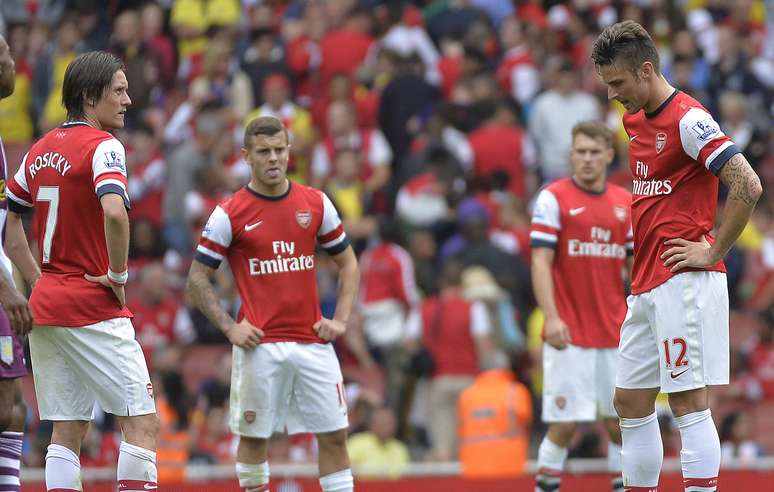 <p>Jogadores do Arsenal lamentam tropeço em casa na abertura da temporada 2013/14</p>