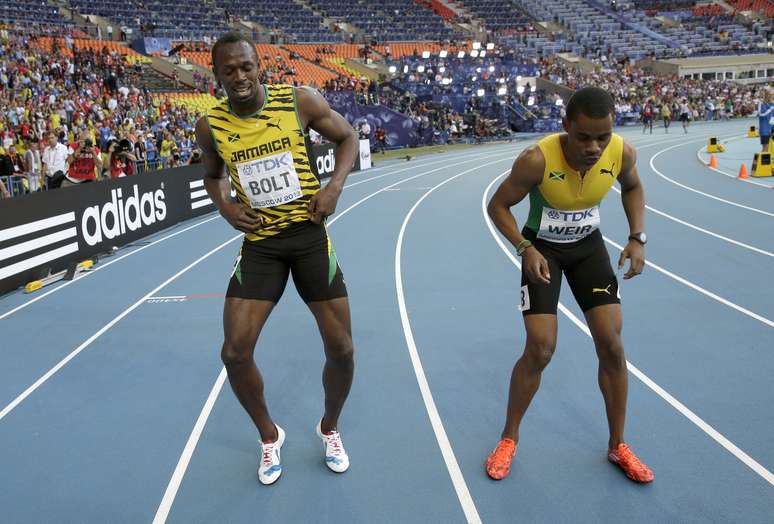 <p>Bolt comemora com o compatriota Warren Weir, que levou a prata</p>