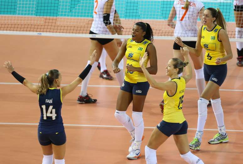 <p>Seleção Brasileira passa com facilidade pela Holanda, por 3 sets a 0, e chega a sétima vitória em oito jogo disputados na primeira fase do Grand Prix</p>