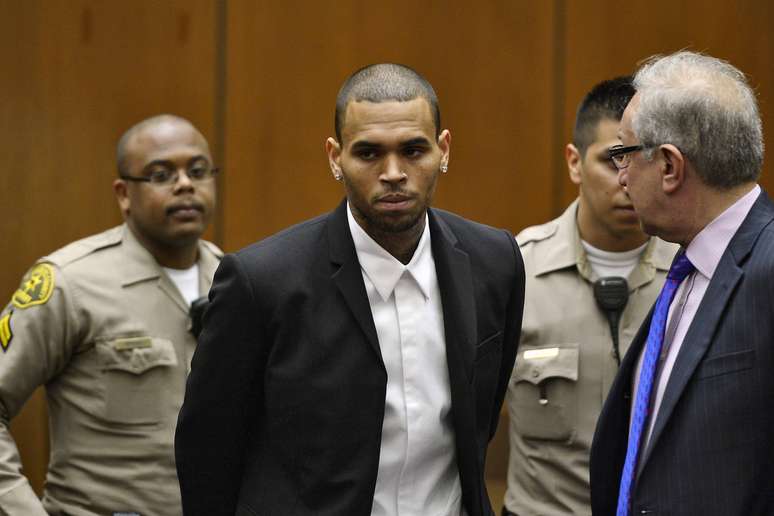 Após a corte de Los Angeles alegar que Chris Brown falsificou documentos sobre seus serviços comunitários, o rapper foi condenado a cumprir mais mil horas de trabalho para a comunidade