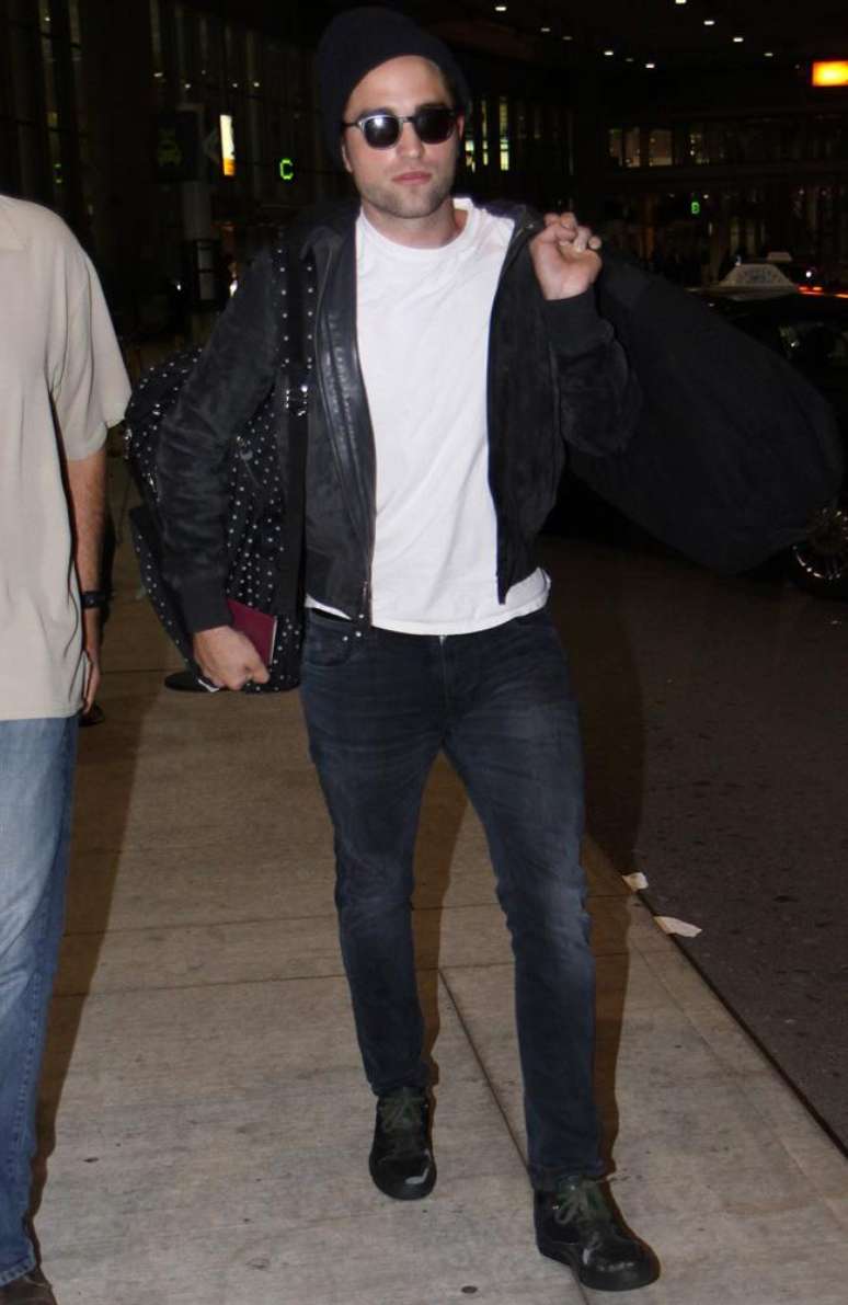 <p>Robert Pattinson confunde segurança com fotógrafo e empurra a cara do funcionário da casa noturna</p>