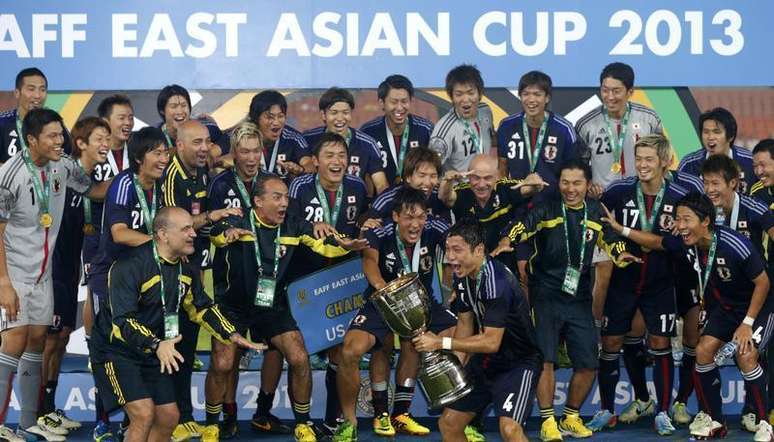 Jogadores e treinadores da seleção japonesa de futebol celebram vitória na Copa da Ásia Oriental, em Seoul, Coréia do Sul, 28 de julho de 2013. O Japão, atual campeão asiático, vai participar da Copa América no Chile em 2015 como convidado, disse a Conmebol neste sábado. 28/07/2013