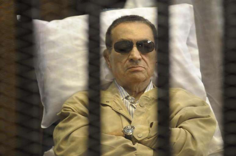Ex-presidente egípcio, Hosni Mubarak, dentro de cela em tribunal em Cairo, 2 de junho de 2012. O novo julgamento de Mubarak, que sofre acusações de conspiração para matar manifestantes, foi retomado neste sábado, sem a presença do autocrata deposto em 2011, que não foi ao local por razões de segurança devido à violência política que se alastrou pelo país. 02/06/2012