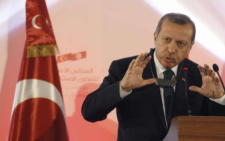 Primeiro-ministro da Turquia, Recep Tayyip Erdogan, fala durante entrevista à imprensa em Túnis, 6 de junho de 2013. Erdogan disse que o separatista Partido dos Trabalhadores do Curdistão (PKK) não retirou seus combatentes da Turquia como combinado, uma condição para que os direitos dos curdos sejam ampliados como parte do processo de paz. 06/06/2013