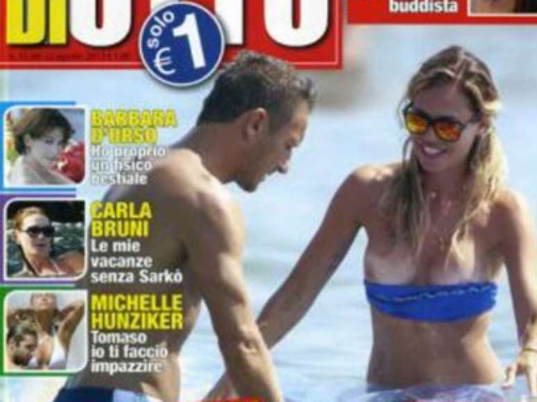 <p>Ilary Blasi foi flagrada com os seios à mostra em praia na Itália</p>