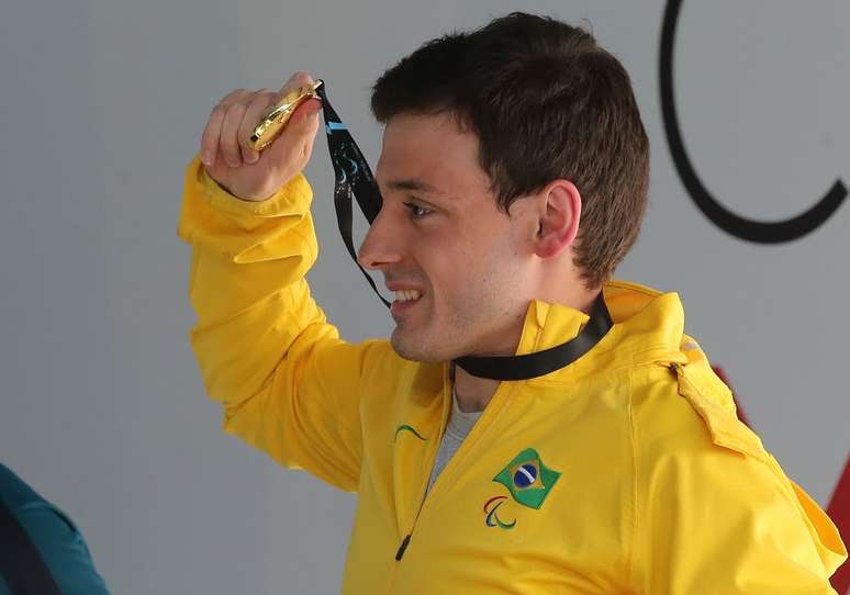 Roberto Alcalde recebe a medalha de ouro dos 100 m peito