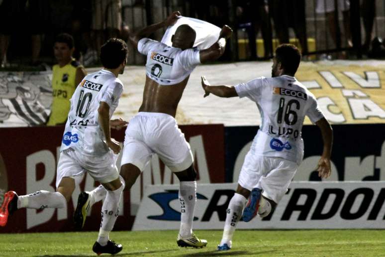 <p>Rodrigo comemora gol em p&ecirc;nalti pol&ecirc;mica e decisivo</p>