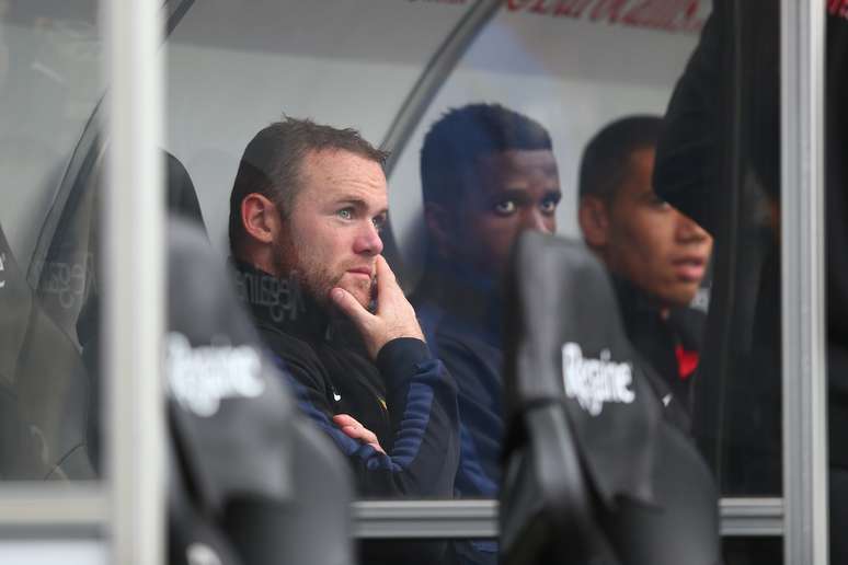 <p>Envolvido em polêmica por querer deixar o United, Rooney ficou com cara de poucos amigos no banco de reservas</p>