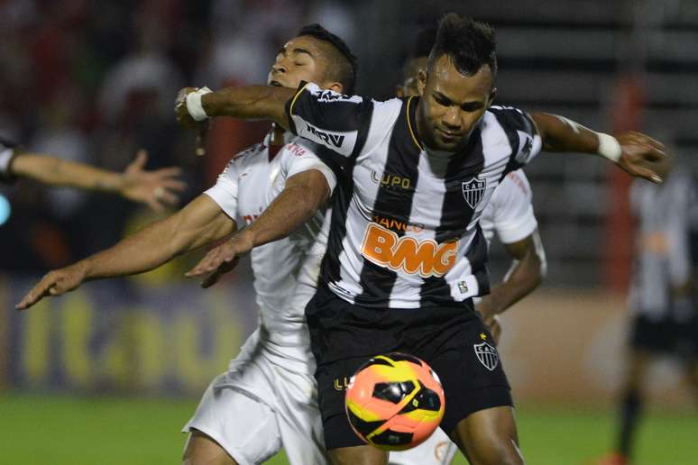<p>Estreante no Atlético-MG, Fernandinho deixou o braço no rosto de Jorge Henrique e foi expulso</p>