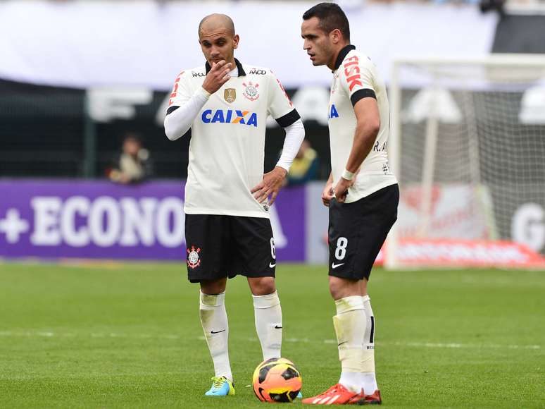 <p>Fábio Santos e Renato Augusto estão fora da partida de quarta</p>