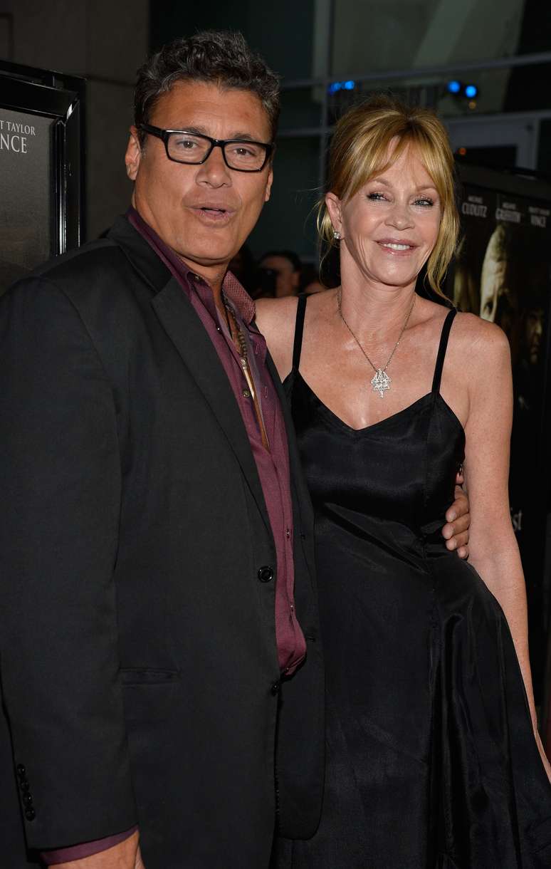 Melanie Griffith chegou acompanhada do ex-marido Steven Bauer na estreia de 'Dark Tourist', em Hollywood