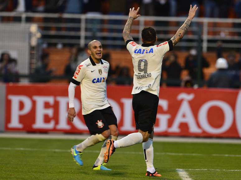 <p>Diante do Coritiba, Paolo Guerrero decidiu o jogo para o Corinthians, mas de forma polêmica: ele cobrou um pênalti marcado de forma polêmica pelo juiz, após disputa entre Danilo e Luccas Claro. Com isso, o resultado de 1 a 0 colocou o time paulista no G-4 do Campeonato Brasileiro</p>