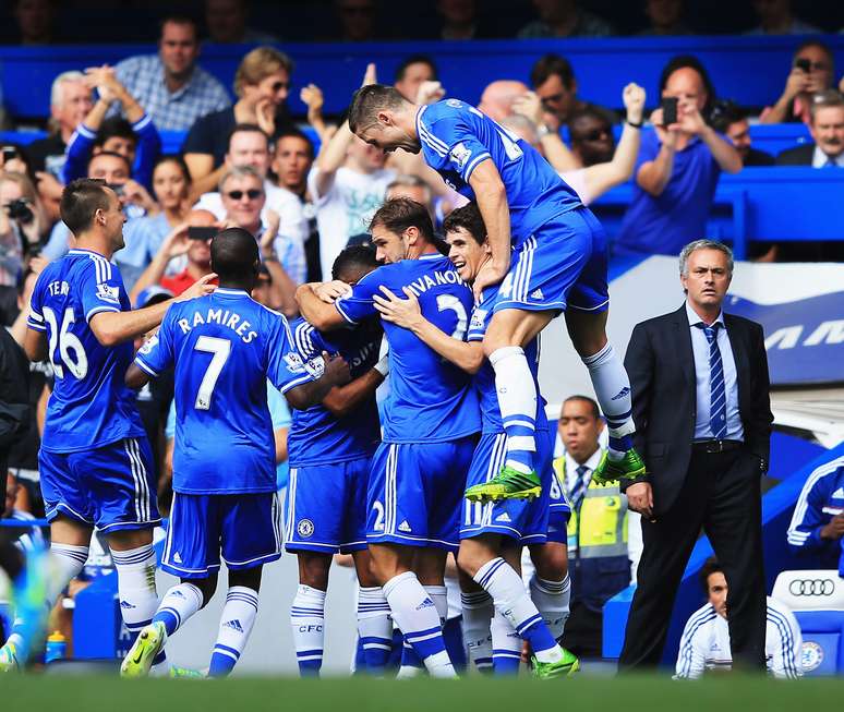 <p>Na reestreia oficial&nbsp;de Jos&eacute; Mourinho no comando do Chelsea, time venceu o Hull City por 2 a 0 em Stamford Bridge</p>