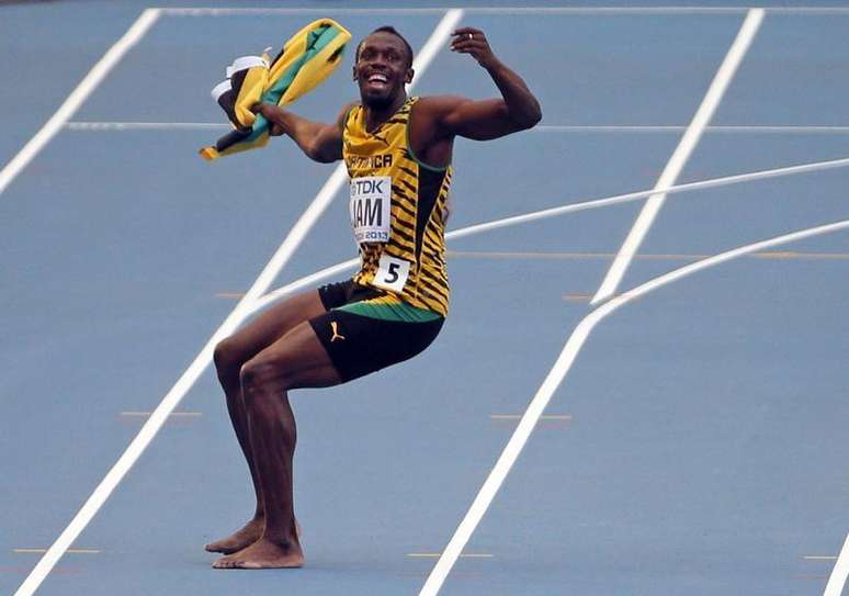 Atleta Usain Bolt comemora após vitória da Jamaica no revezamento 4x100 metros rasos masculino, no estádio Luzhniki, em Moscou, 18 de agosto de 2013. Bolt, um dos maiores atletas olímpicos da história, tornou-se o maior vencedor de campeonatos mundiais de atletismo da história com a vitória da Jamaica no revezamento 4x100 metros rasos neste domingo. 18/08/2013