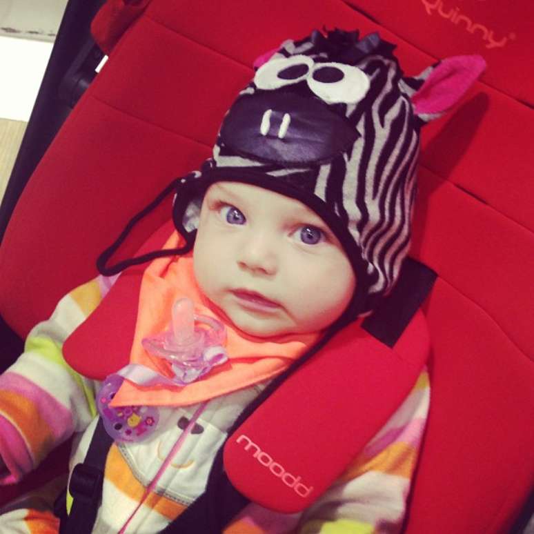 <p>&quot;Deu zebraaaaa!!!!&quot;, escreveu Xuxa ao postar foto da filha com gorro no Instagram</p>