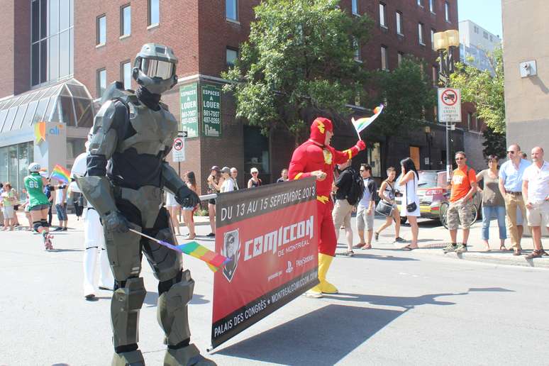 <p>Rob&ocirc;s representando a feira Comic Con participam da Parada Gay de Montreal</p>