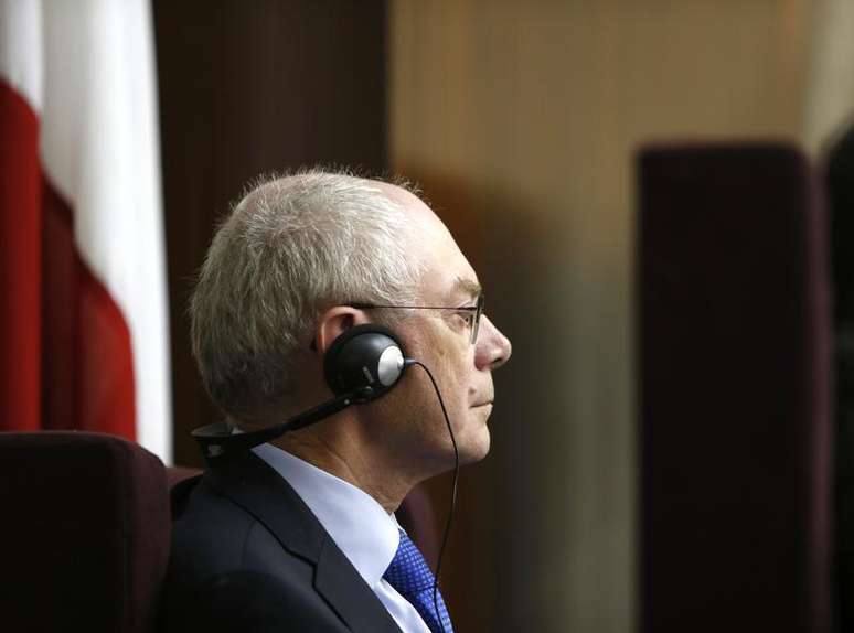 Presidente do Conselho Europeu, Herman Van Rompuy, escuta a resposta do premiê de Malta, Joseph Muscat, ao seu discurso dirigido ao Parlamento maltês, em Valleta, 11 de julho de 2013. A União Europeia vai rever a sua relação com o Egito nos próximos dias, informaram os 28 membros do bloco neste domingo. 11/07/2013