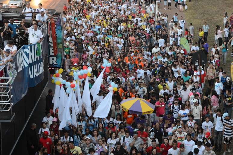 Pelo menos 8 mil pessoas, segundo a Polícia Militar, participavam da marcha em Brasília (DF)