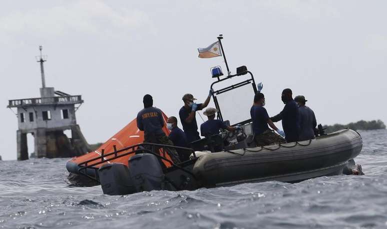 Membros da Marinha das Filipinas prosseguem com o 2º dia de buscas pelas vítimas do desastre da sexta-feira em Cebu, na porção central das Filipinas, 18 de agosto de 2013. Enquanto mais corpos eram retirados do mar, depois da colisão de um barco de passageiros e um navio de carga ter deixado pelo menos 38 mortos nas Filipinas na semana passada, o país com um péssimo retrospecto em segurança marítima mais uma vez se perguntava: o que aconteceu de errado? 18/08/2013