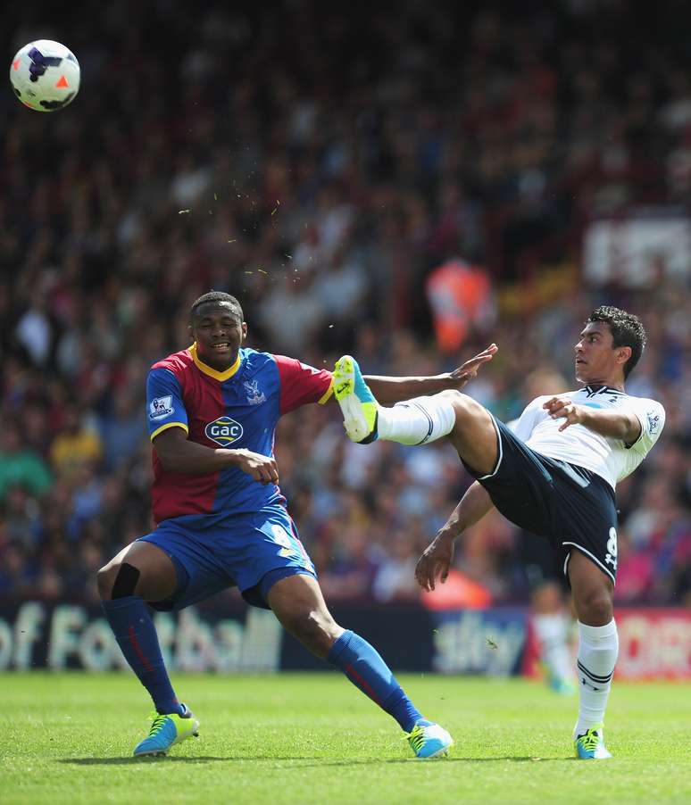 <p>Paulinho teve atuação discreta no meio-campo do Tottenham</p>