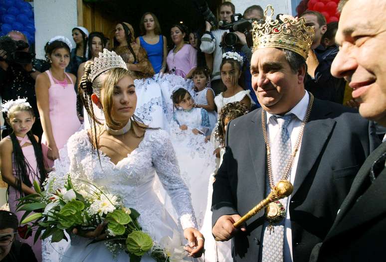 Cioaba, com coroa e cetro, no casamento de sua filha Ana Maria em Sibiu, na Romênia, em setembro de 2003