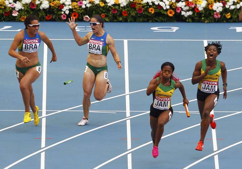 <p>Na passagem de Franciela Krasucki para Vanda Gomes, o bastão caiu e o Brasil foi desclassificado da briga por medalhas no 4x100 m rasos</p>