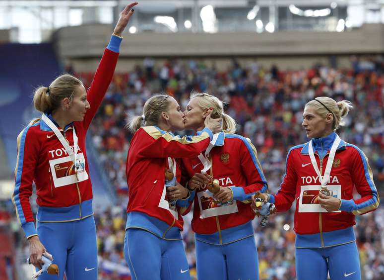 <p>Rhyzova (à esquerda) e Firova se beijaram no pódio do 4x400 m feminino</p>