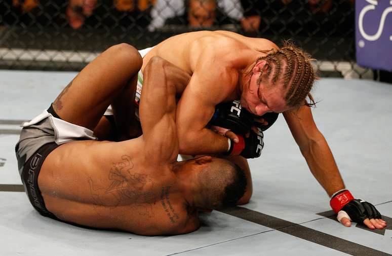 <p>Urijah Faber anulou quaisquer tentativas de Iuri Maraj&oacute;</p>