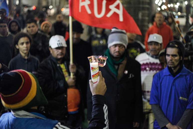 Além do ato, os moradores acenderam uma vela em homenagem a moradora de rua Meire, que morreu recentemente por demora no atendimento médico