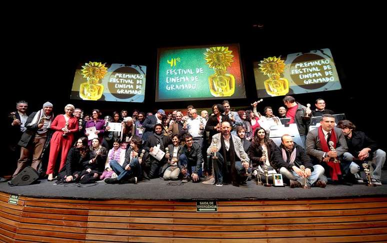 Os vencedores da 41ª edição do Festival de Cinema de Gramado reunidos após a premiação