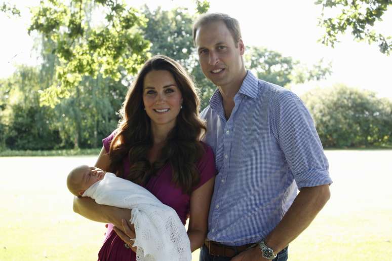 George, Kate e William no jardim da casa da fam&iacute;lia da duquesa de Cambridge