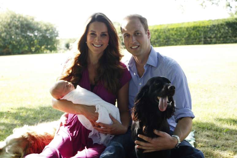 Nova foto divulgada pelo Palácio de Kensington mostra a família real com o pequeno George Alexander Louis
