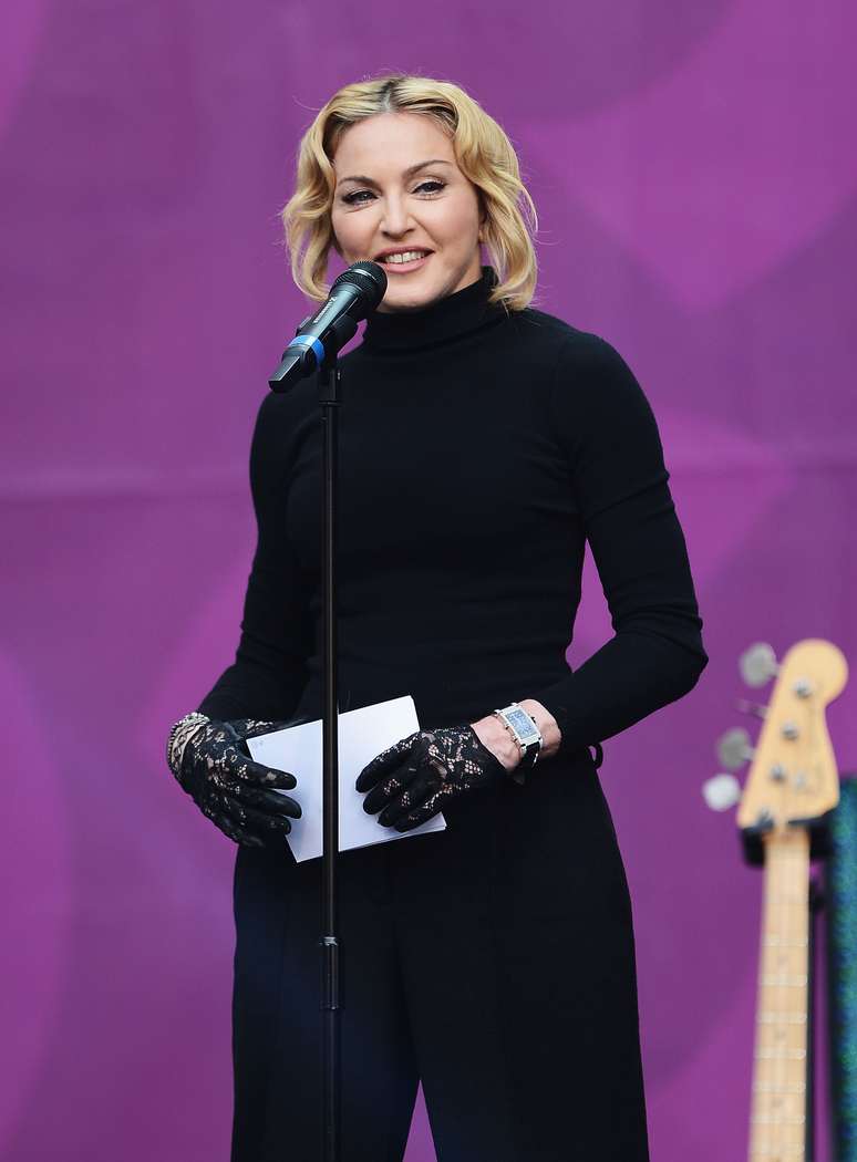 <p>A cantora Madonna, de 55 anos, adota luvas para esconder as marcas do tempo nas mãos</p>